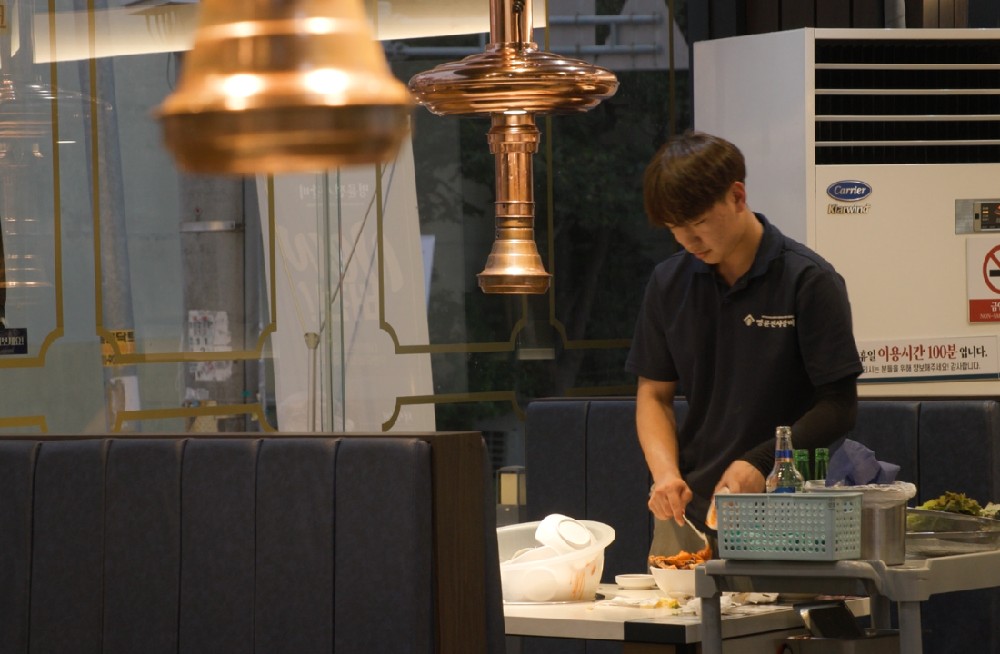 학업과 아르바이트를 병행하는 정민이